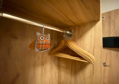 Großer Kleiderschrank mit Bügel und Eule