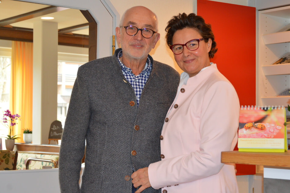 Rolf und Petra stehen an der Rezeption des Hotel Sonnenhügel in Bad Bevensen