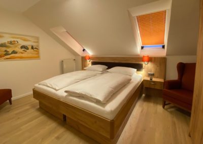 Komfort Sonnensuite mit zwei kleinen Fenstern in der Dachschräge